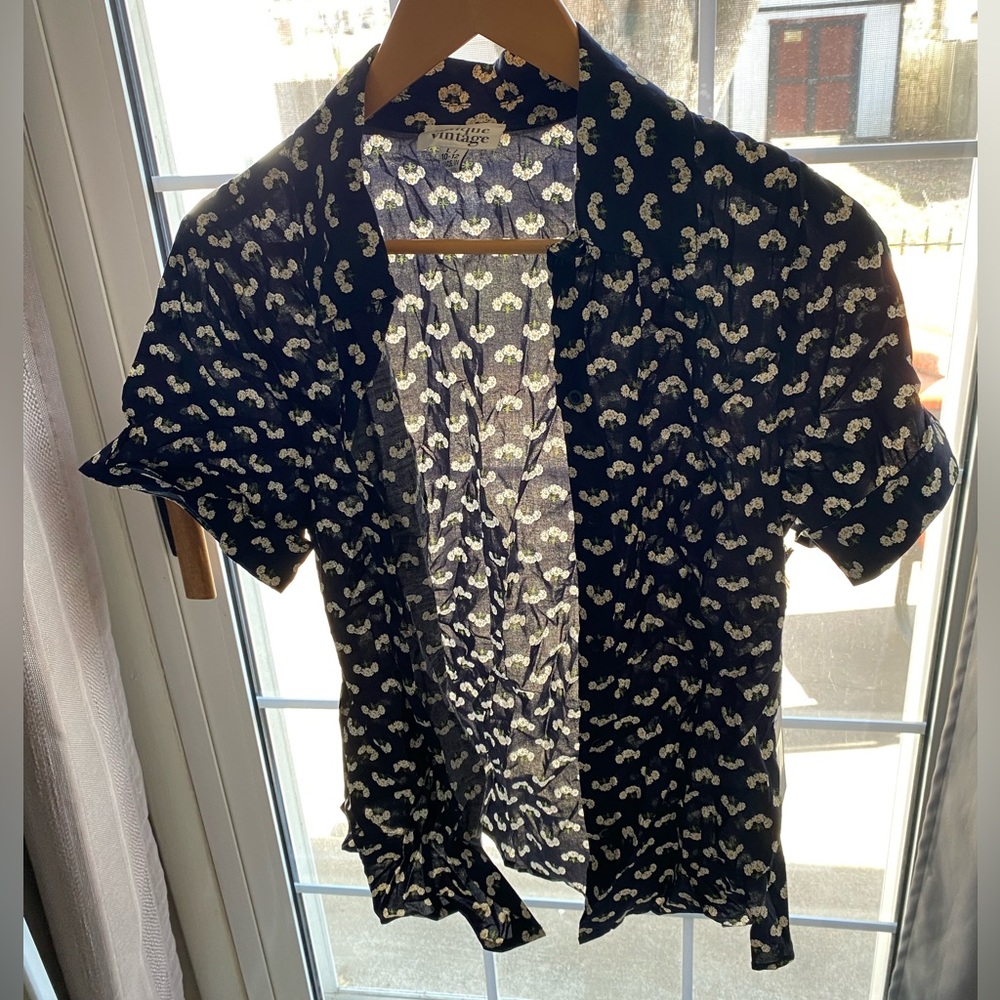 Blue floral Unique Vintage button up size L NWT